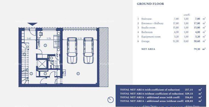 Grundriss des Erdgeschosses mit Eingangsbereich, Studiozimmer und Doppelgarage.