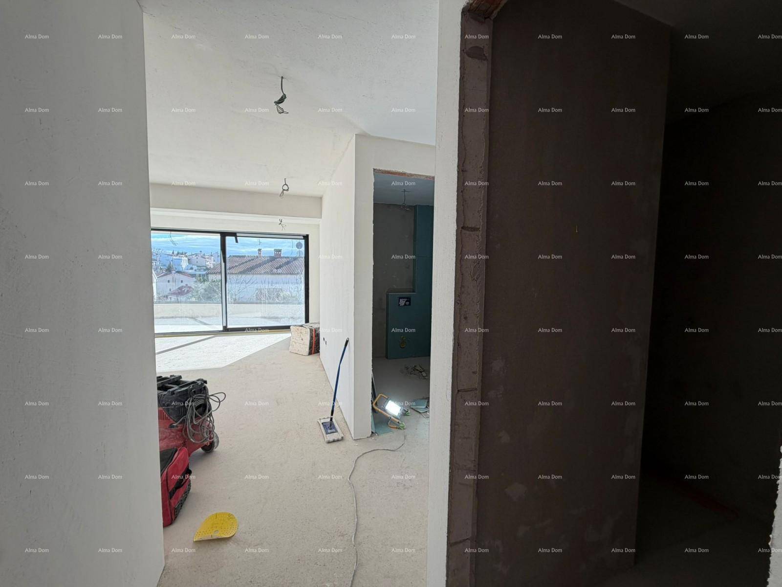 Flur im Rohbau mit Blick in angrenzende Räume und auf die großen Fensterfronten des Gebäudes.