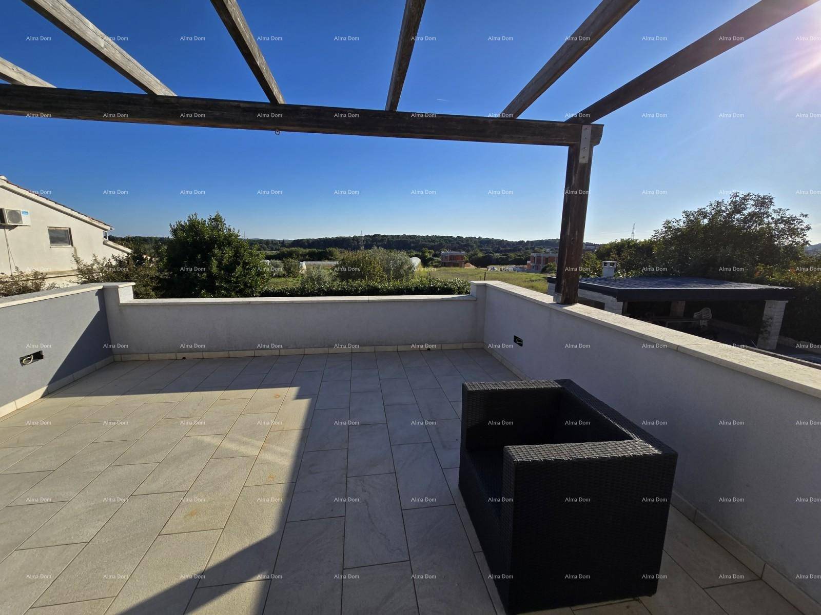 Großzügige Dachterrasse mit Pergola und Sitzgelegenheit unter blauem Himmel.