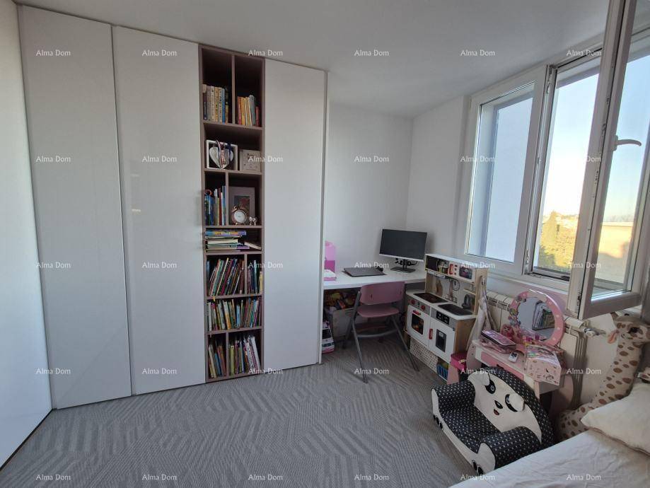 Helles Kinderzimmer mit Schreibtisch, integrierten Regalen und Teppichboden.