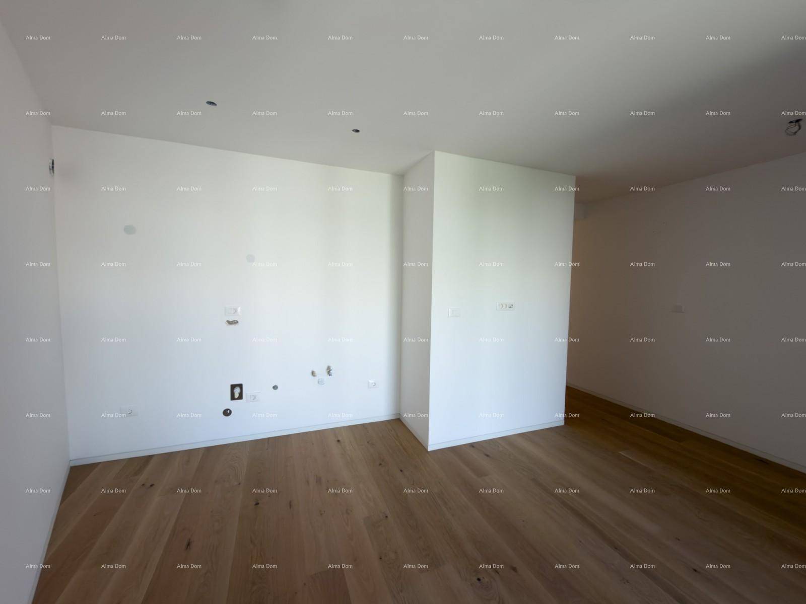 Heller Wohnbereich mit Holzboden und vielen Steckdosen für flexible Einrichtung.