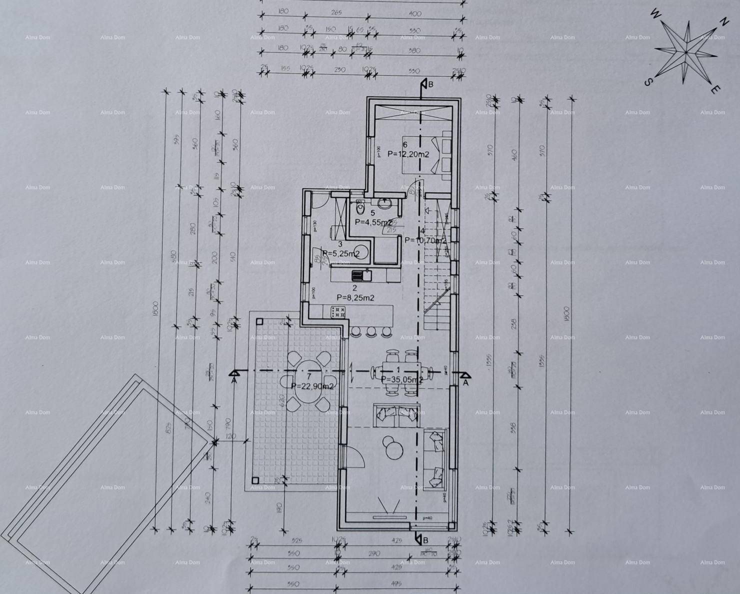 Detaillierter Grundriss des Erdgeschosses mit offenem Wohn- und Essbereich, Küche und Zugang zu einem Außenbereich.