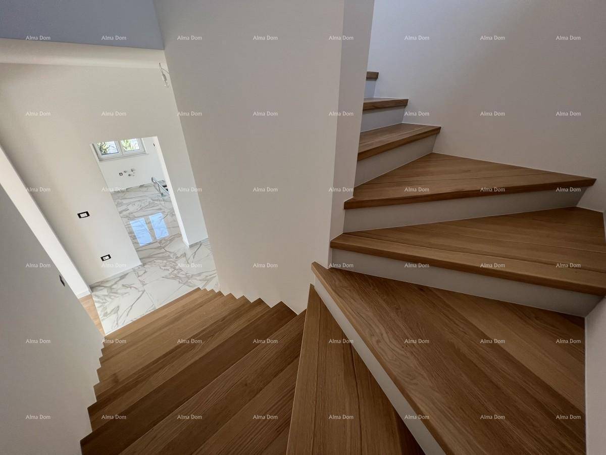Elegante Holztreppe mit hellen Stufen und weißen Setzstufen, die in das obere Stockwerk führt.