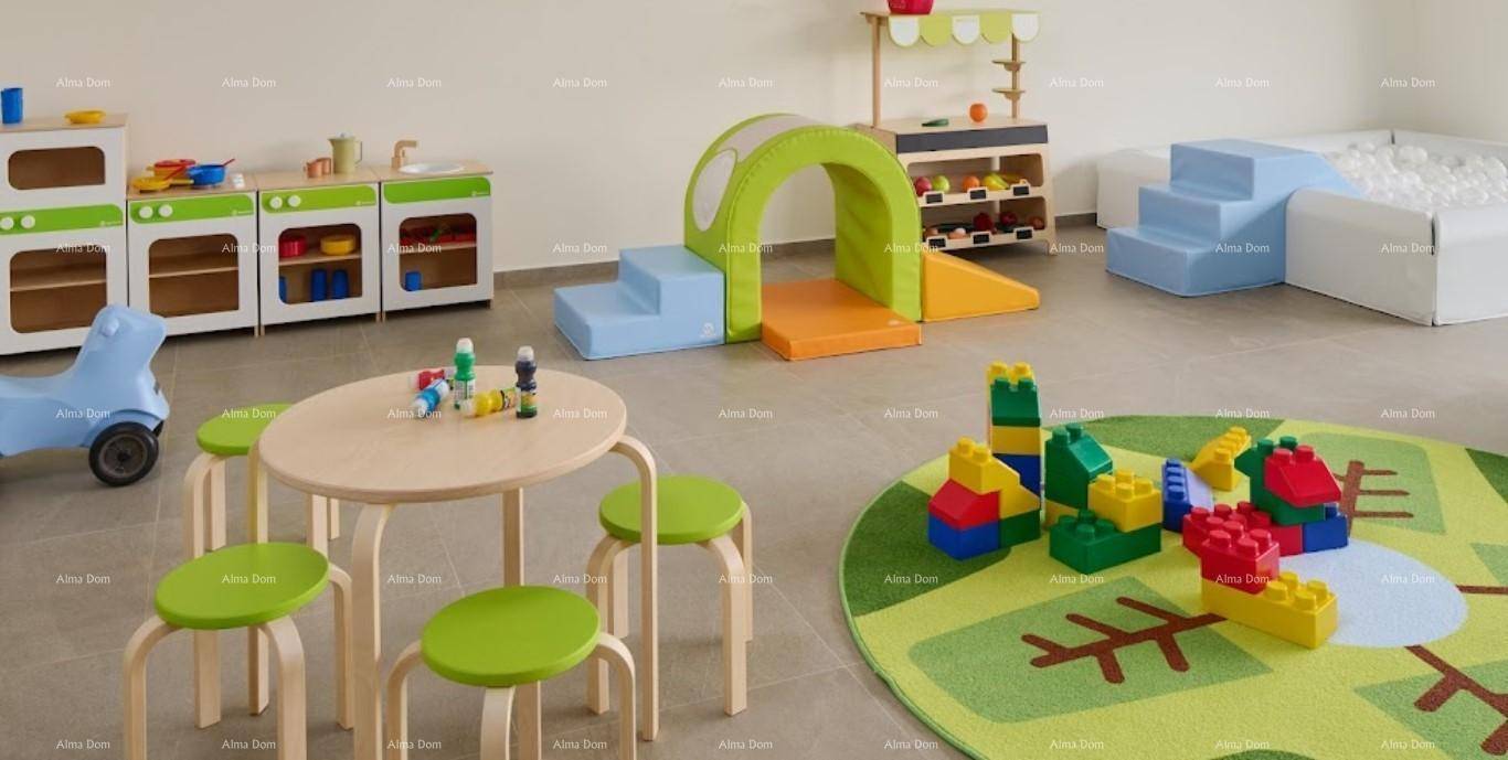 Farbenfroher Spielbereich für Kinder mit Rutsche, Bausteinen und kleinen Möbeln.