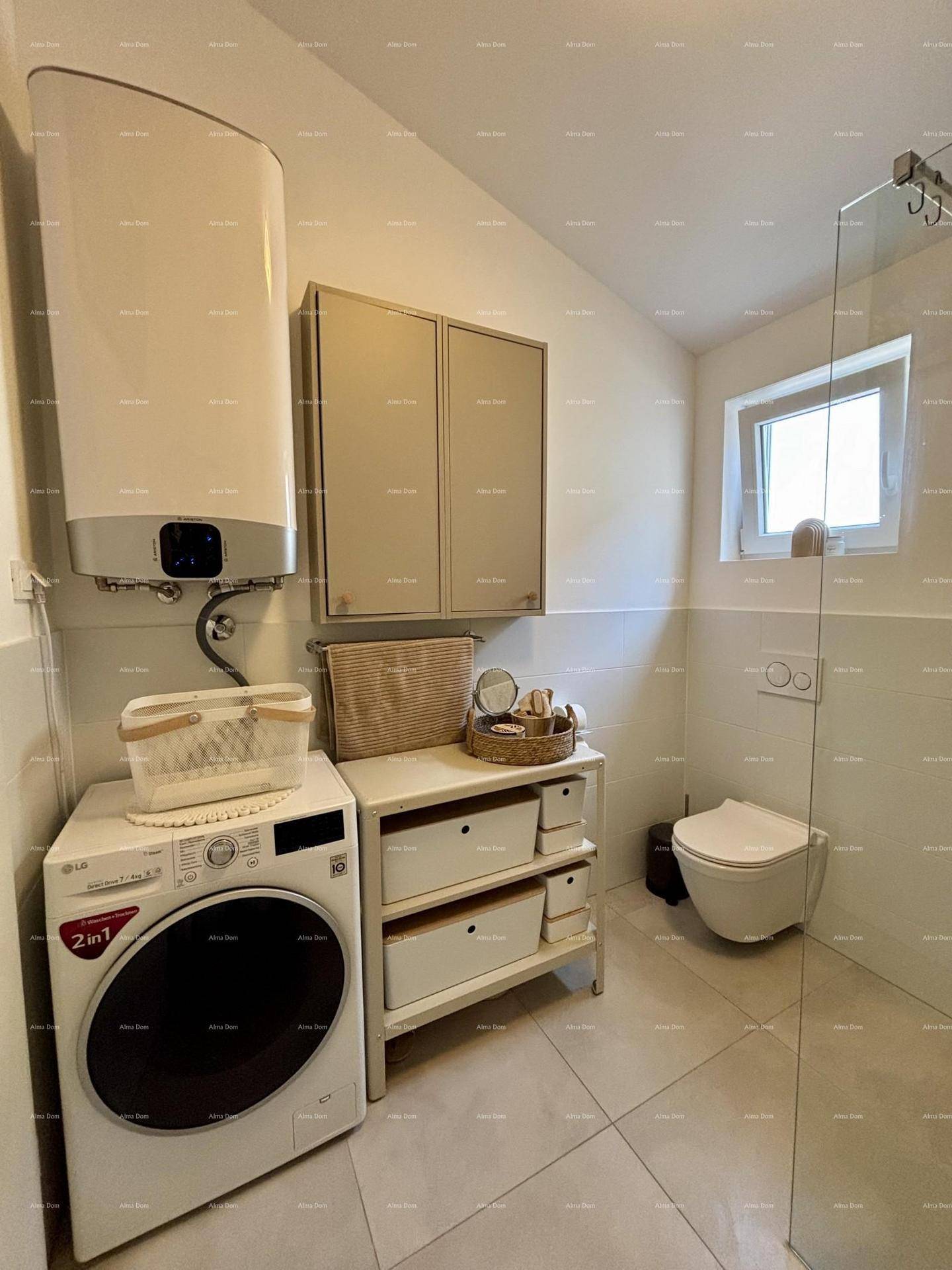 Badezimmer mit Waschmaschine, Boiler, WC und Dusche.
