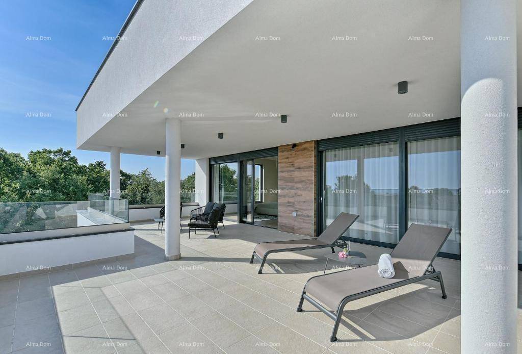 Geräumige obere Terrasse mit Sonnenliegen und Blick ins Grüne, ideal zum Entspannen.