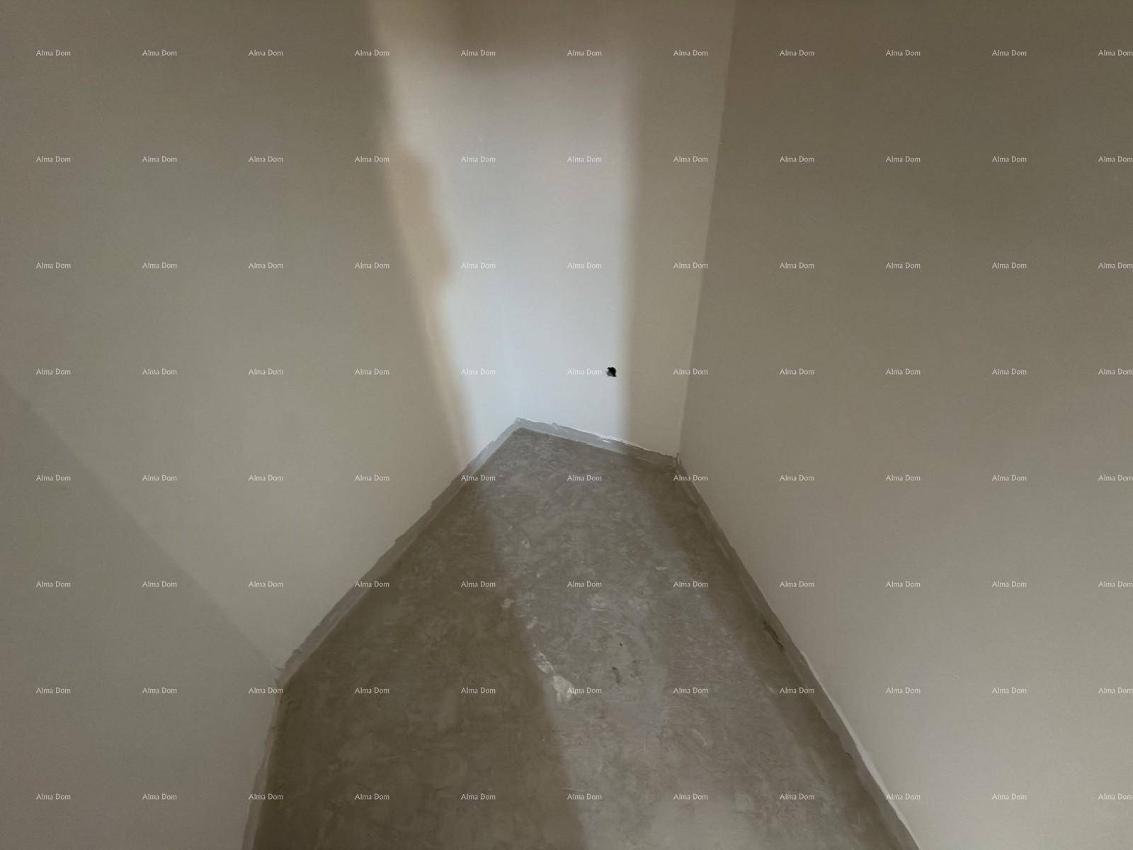 Kleiner, unfertiger Raum mit einfachen Wänden und Betonboden, der noch ausgebaut werden muss.