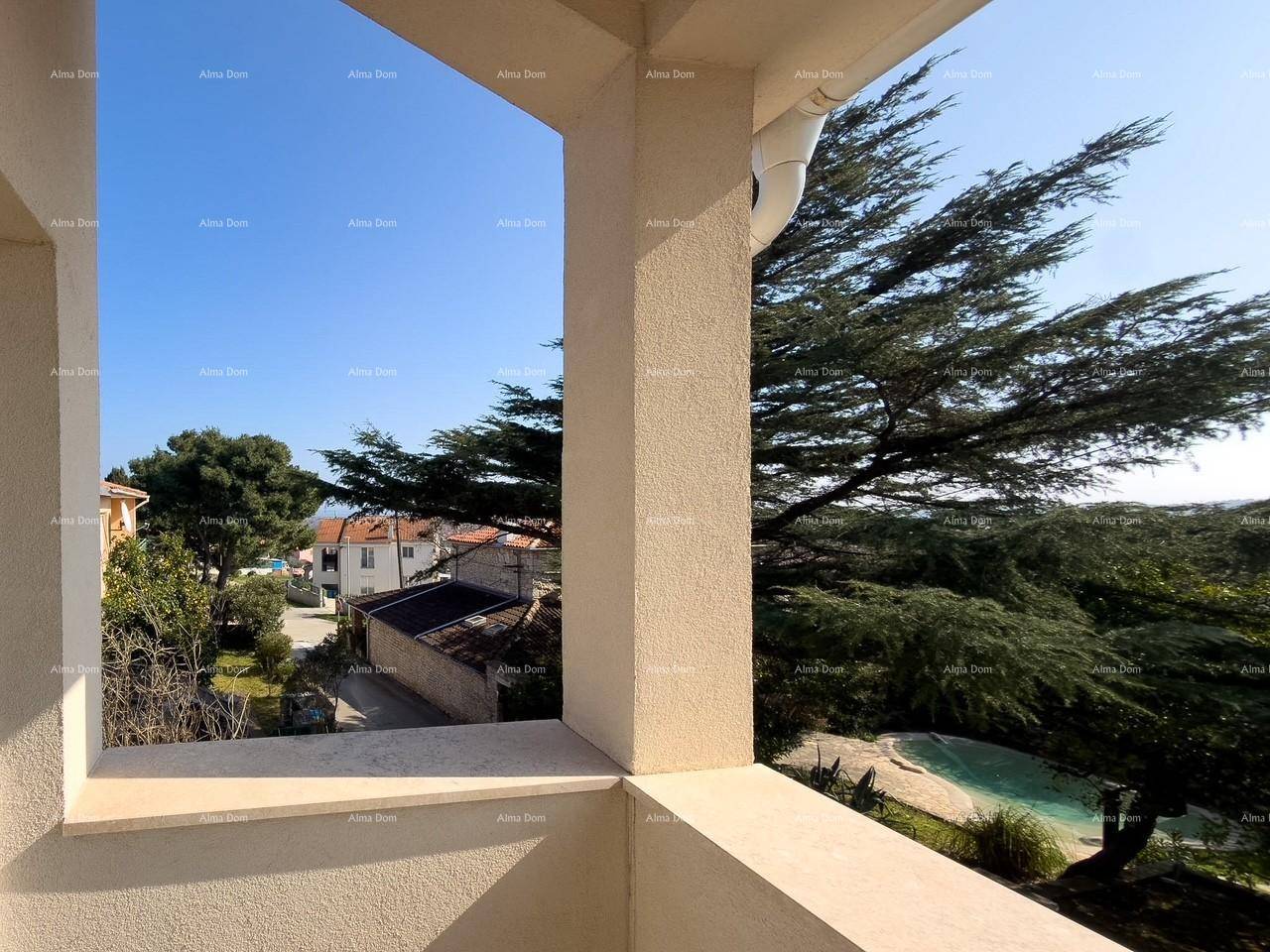 Balkon mit weitem Blick auf die grüne Umgebung und einen Pool.