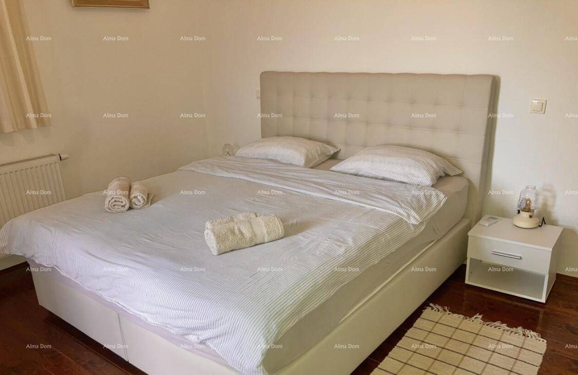 Helles Schlafzimmer mit großem Doppelbett, weißer Bettwäsche und einem modernen Nachttisch.