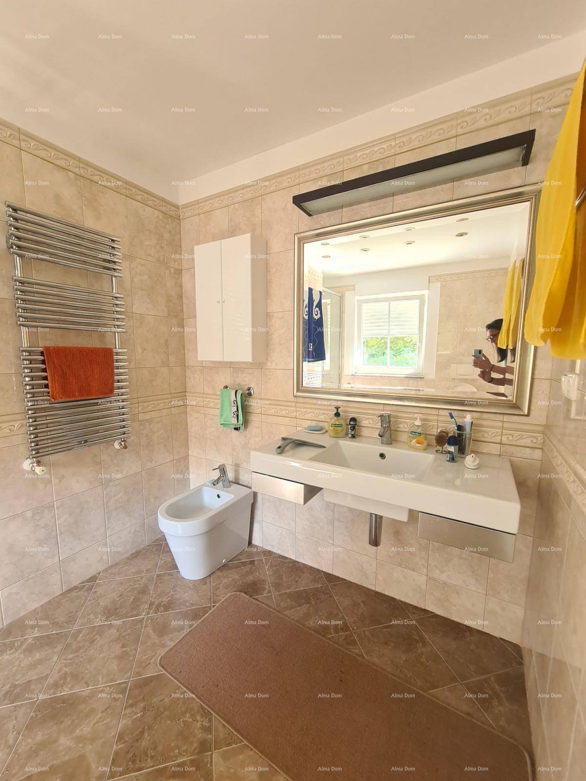 Modernes Badezimmer mit Waschbecken, Bidet und großem Spiegel.