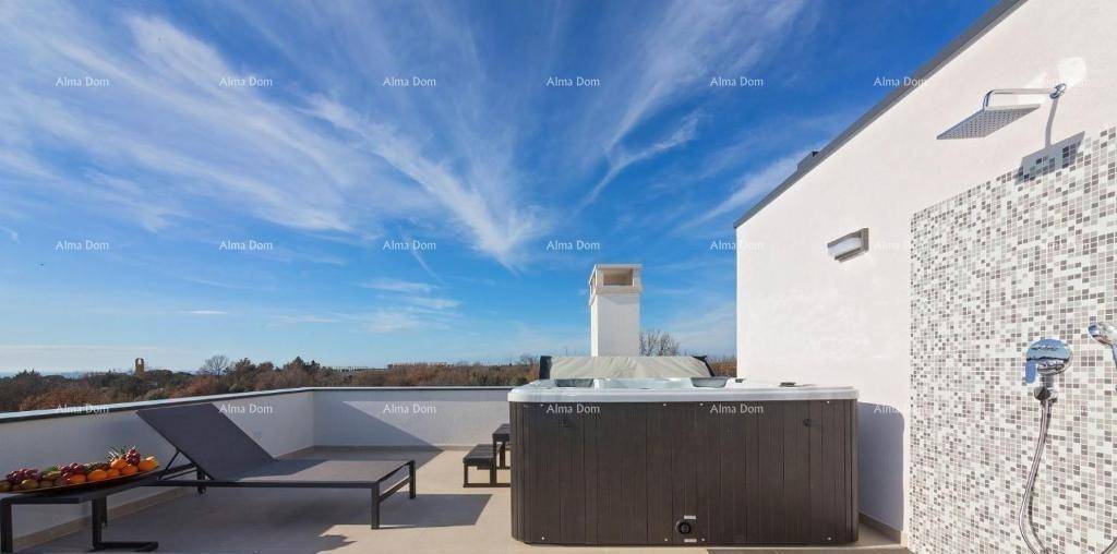 Dachterrasse mit Whirlpool, Außendusche und Liegefläche unter strahlend blauem Himmel.
