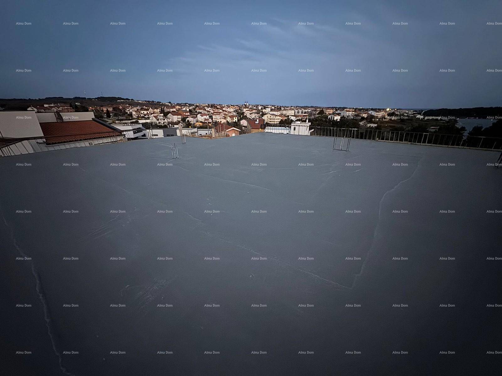 Blick von einer Betonfläche auf eine nahegelegene Stadt und das Meer in der Ferne.