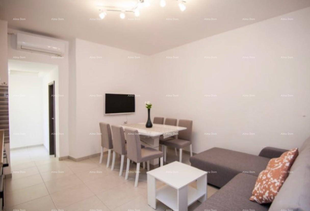 Geräumiger Wohn- und Essbereich mit beigem Sofa, Esstisch und Wandfernseher.