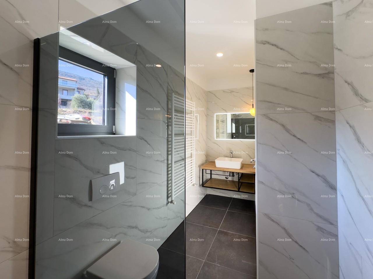 Helles Badezimmer mit begehbarer Dusche, wandhängendem WC und Fenster mit Ausblick.