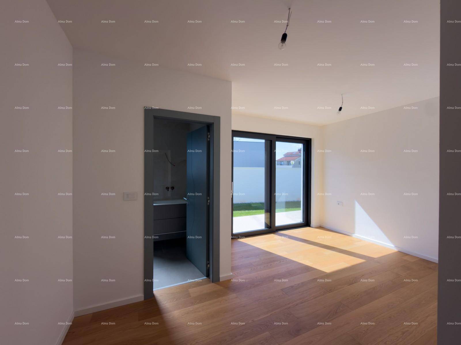 Helles Schlafzimmer mit Holzboden und Zugang zu einem modernen Badezimmer.