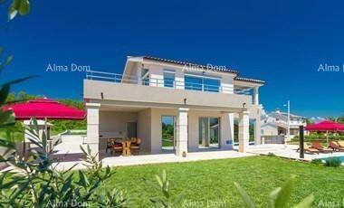 Rückansicht der modernen Villa mit gepflegtem Rasen, überdachter Terrasse und Balkon im Obergeschoss.