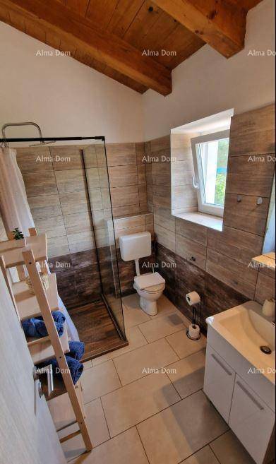 Helles Badezimmer mit Duschkabine, WC, Waschbecken, Fliesen und Holzbalkendecke.