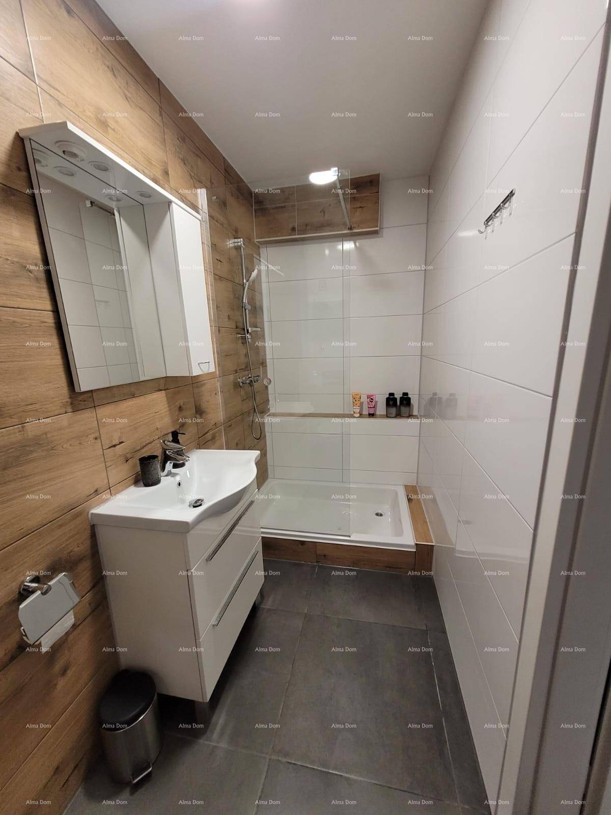 Stilvolles Badezimmer mit begehbarer Dusche, Holzfliesen und modernem Waschbecken.