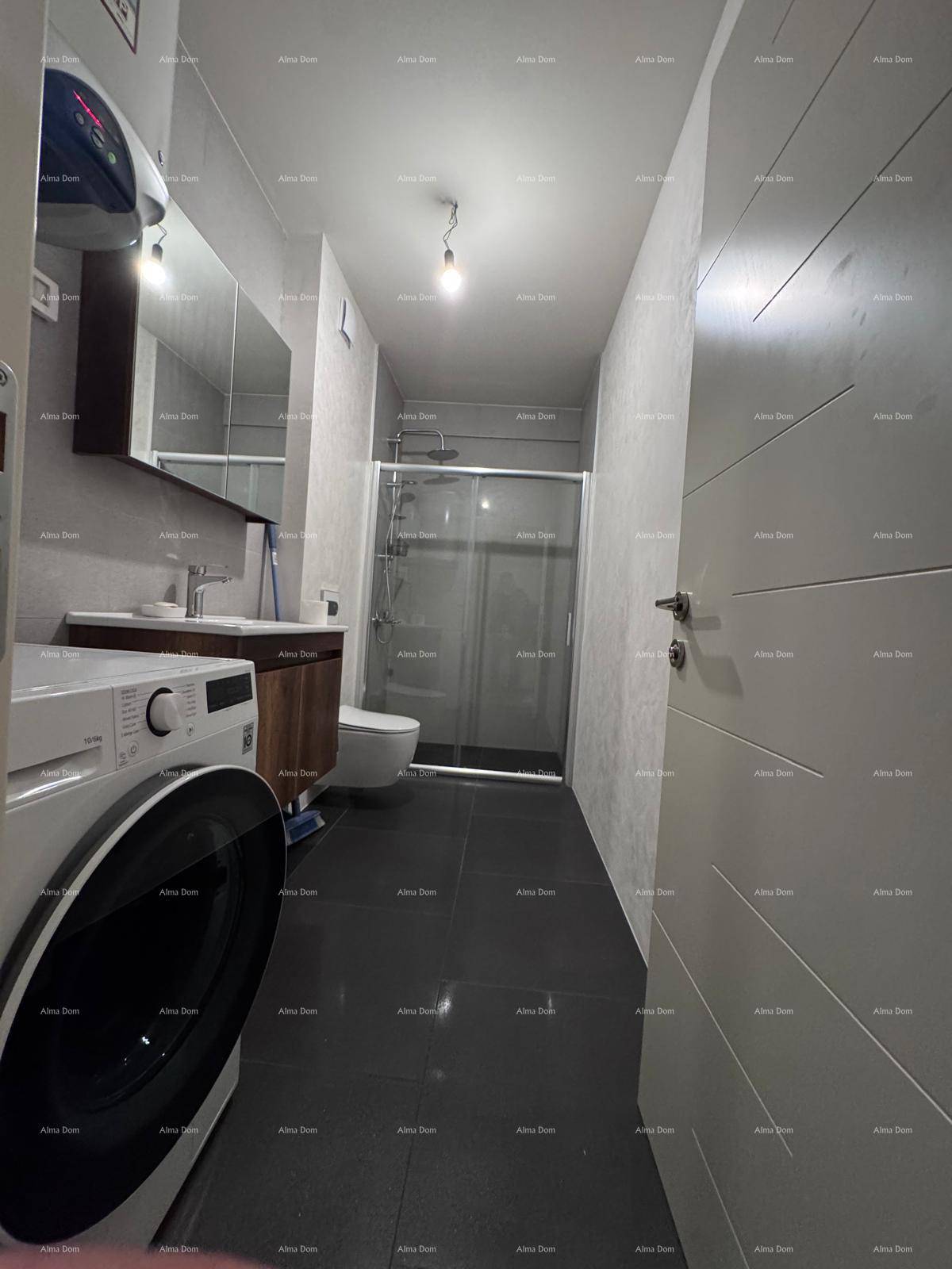 Modernes Badezimmer mit Waschmaschine, Waschbecken, Toilette und Duschkabine, auf dunklen Fliesen.