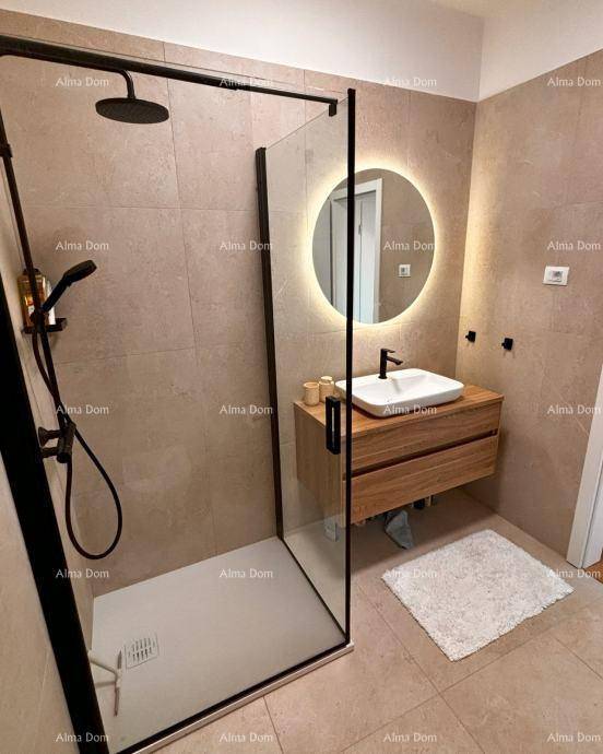 Modernes Badezimmer mit begehbarer Dusche, beleuchtetem Spiegel und Holzwaschtisch.
