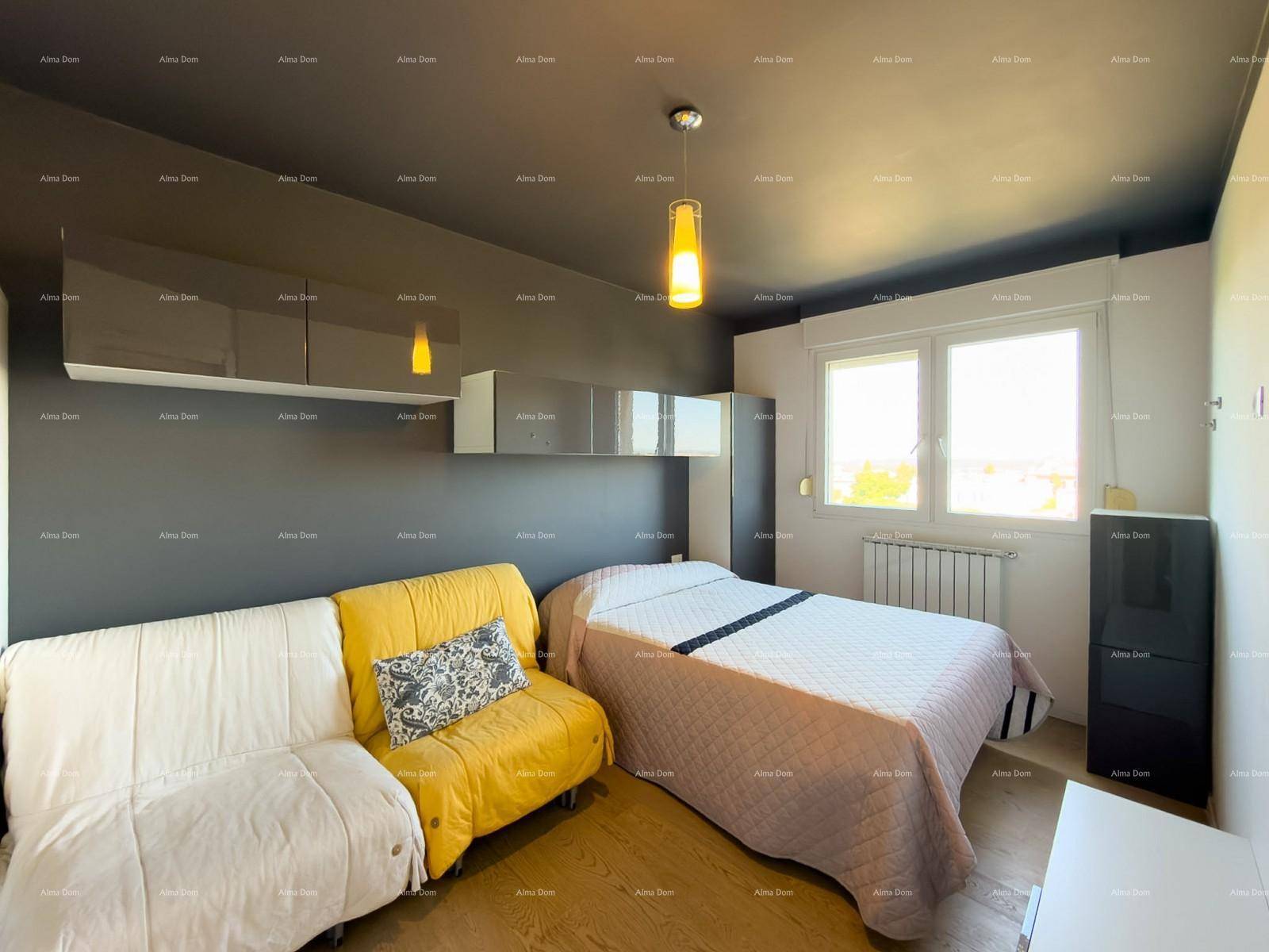 Schlafzimmer mit Doppelbett, gelbem Sofa und modernen Hängeschränken an der Wand.