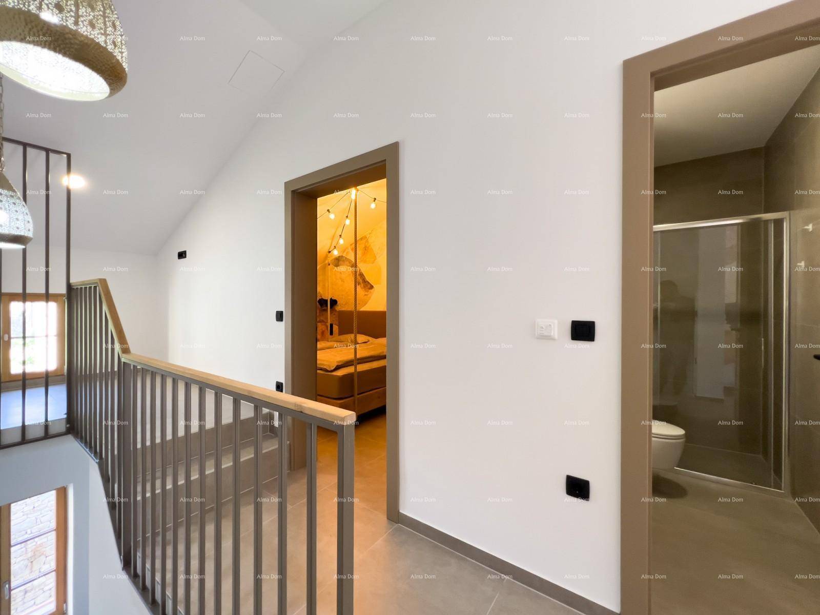 Heller Flur mit Treppengeländer und Blick in ein Schlafzimmer und ein modernes Badezimmer.