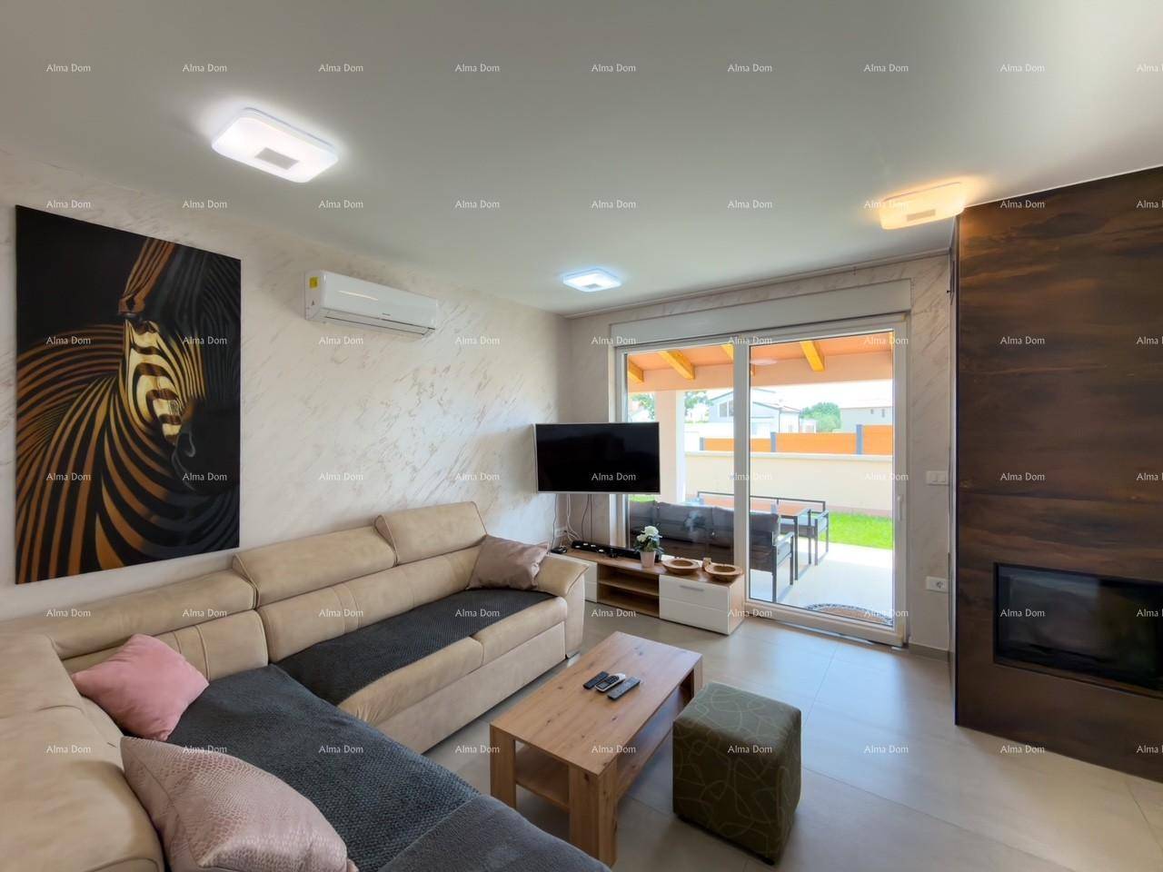 Heller Wohnbereich mit großem Sofa, Fernseher und Zebra-Wandbild.