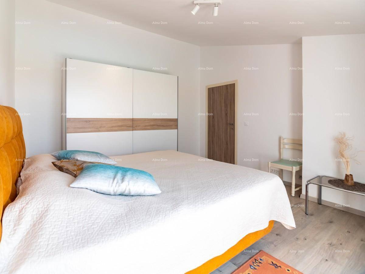 Modern eingerichtetes Schlafzimmer mit großem Doppelbett und einem geräumigen Kleiderschrank.