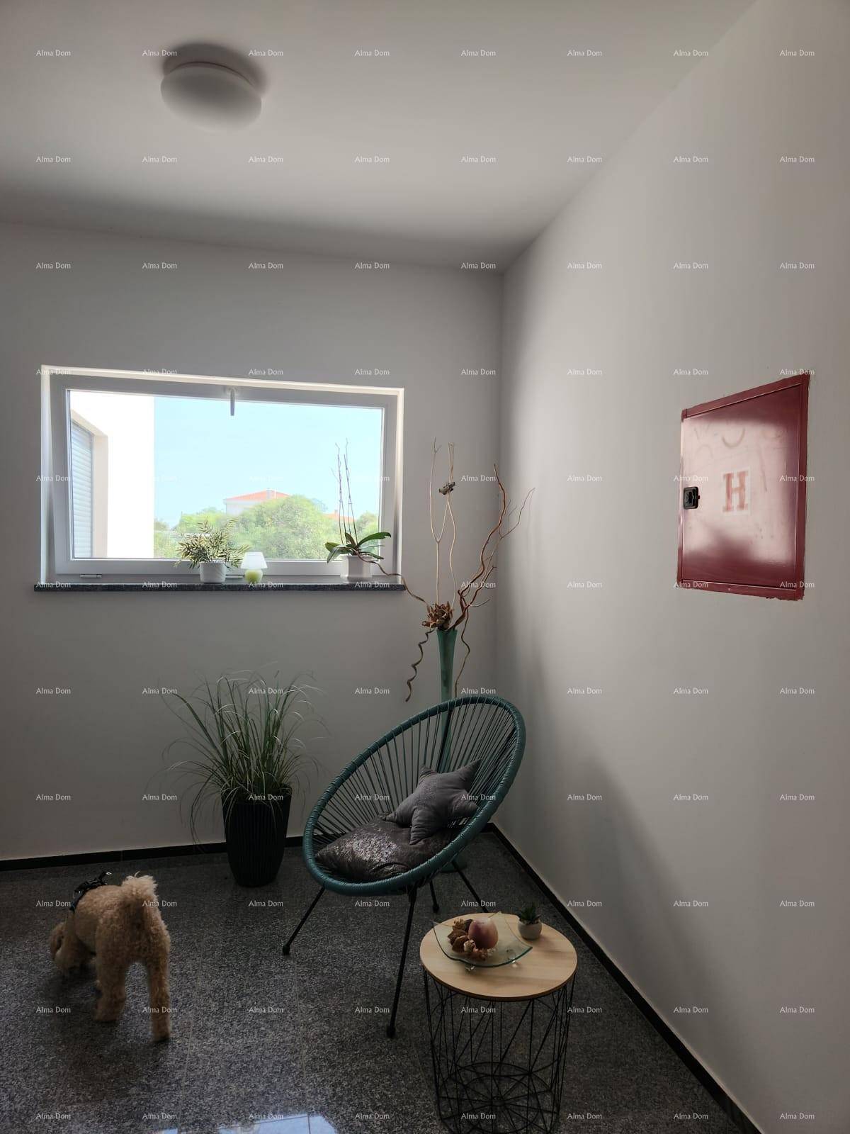 Heller Flur mit Granitboden und einer kleinen Sitzecke am Fenster, dekoriert mit Pflanzen.