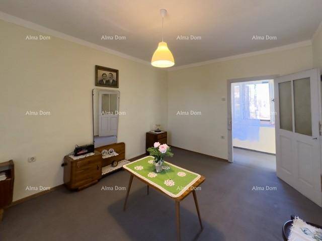 Schlaf- oder Wohnzimmer mit hellgelben Wänden und Blick auf die Eingangstür.
