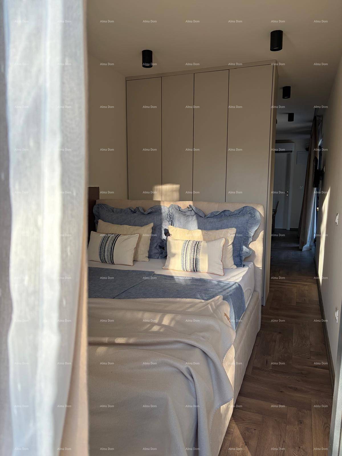 Lichtdurchflutetes Schlafzimmer mit Holzboden, Einbauschränken und Zugang zu einem sonnigen Außenbereich.