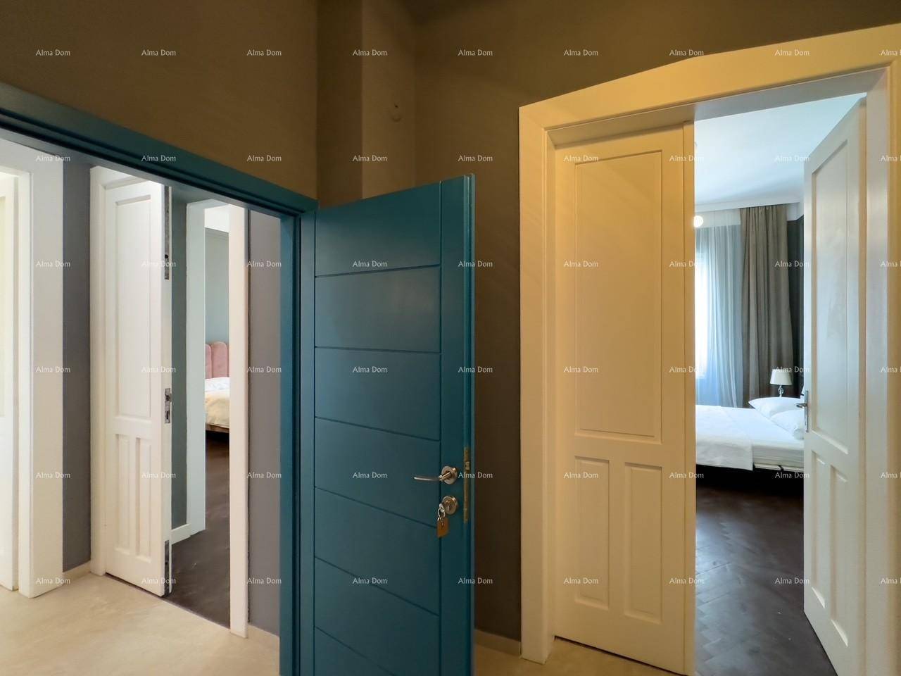 Flur mit mehreren Türen, darunter eine auffällige blaue Tür, die in ein Schlafzimmer führt.