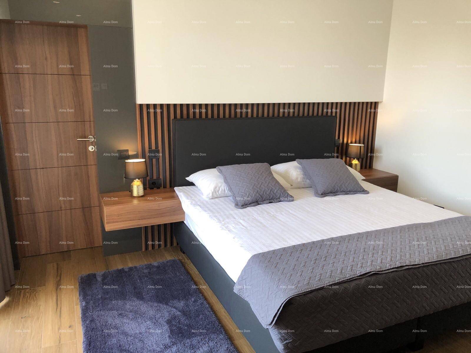 Modernes Schlafzimmer mit Doppelbett, Holzelementen und integrierten Nachttischen.