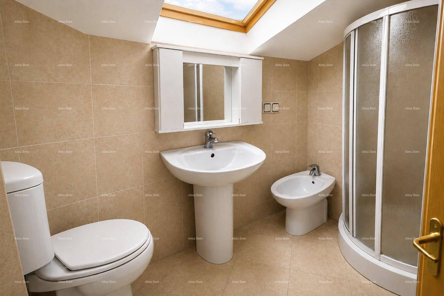 Modernes Badezimmer im Dachgeschoss mit Dusche, WC, Bidet und Dachfenster.