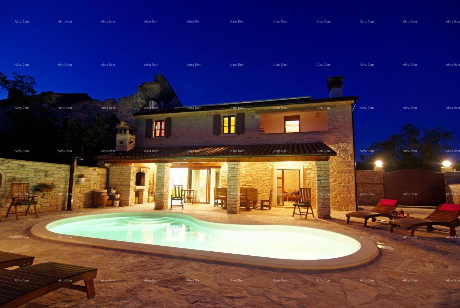 Beleuchtetes Steinhaus mit Poolbereich bei Nacht, schafft eine stimmungsvolle Atmosphäre für Abendstunden.