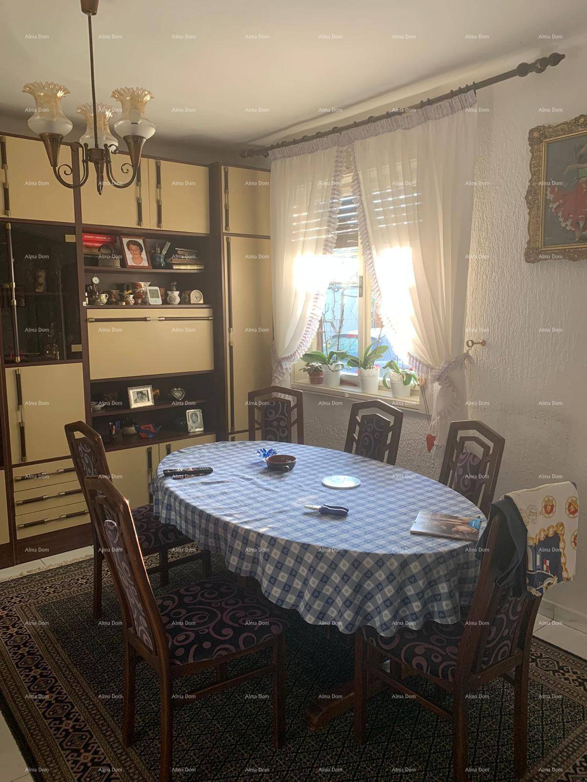 Gemütlicher Essbereich mit einem ovalen Tisch, passenden Stühlen und einem großen Wandschrank.