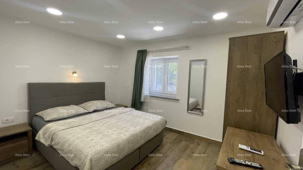 Gemütliches Schlafzimmer mit Doppelbett, Kleiderschrank, Klimaanlage und Holzboden.