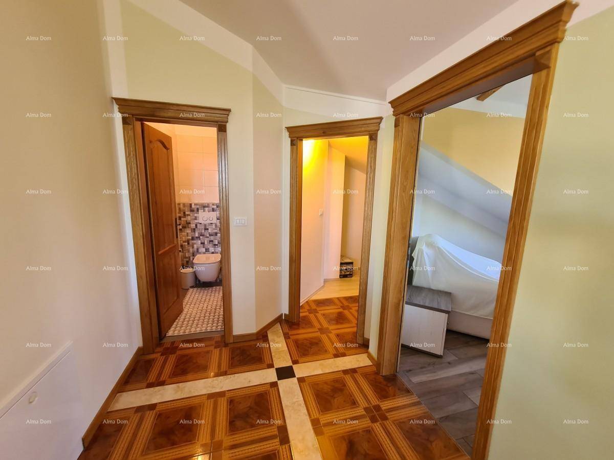Flur mit Holztürrahmen und gemustertem Fliesenboden, der zu verschiedenen Räumen führt.