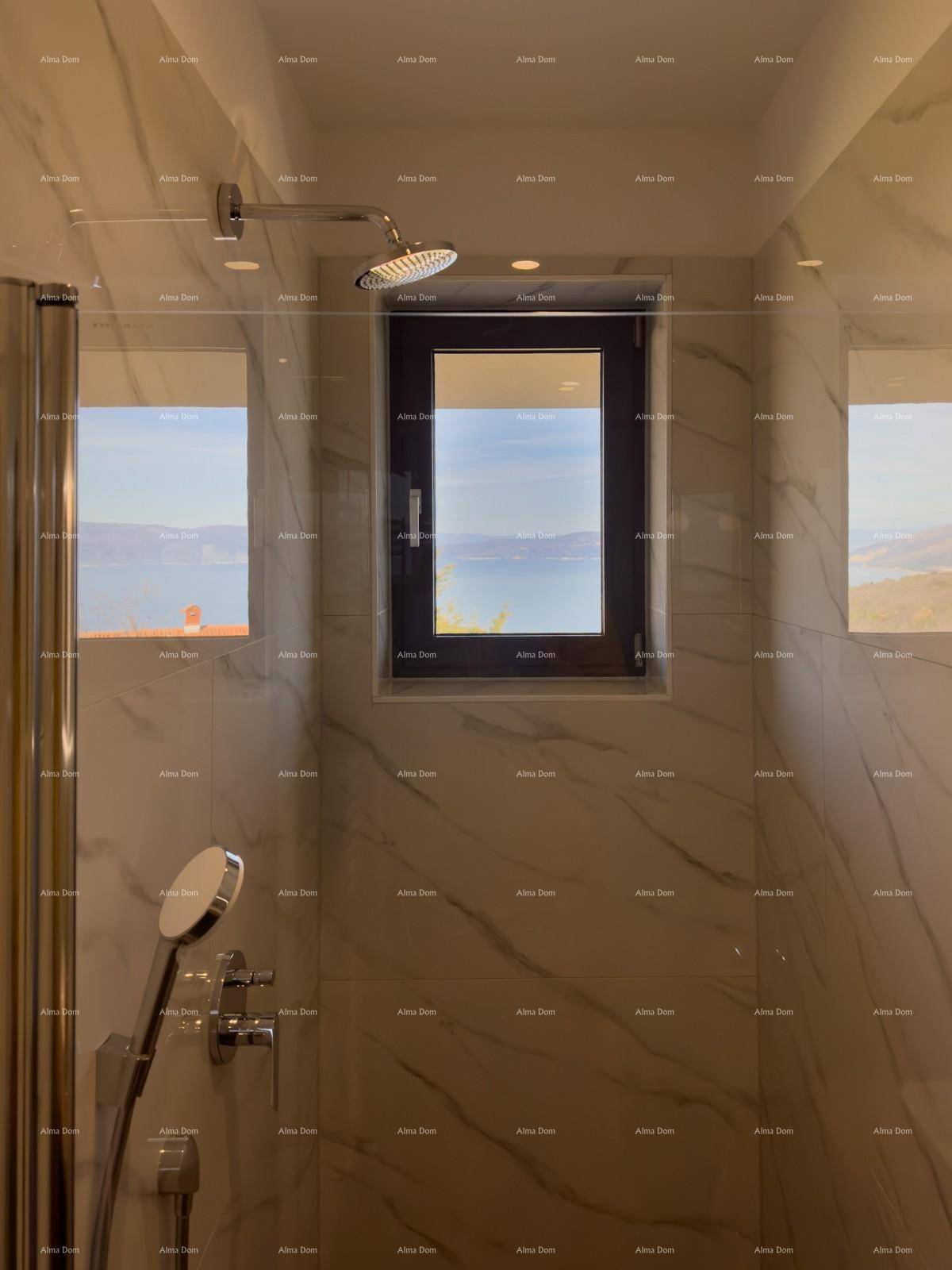 Duschbereich mit Fenster und Regendusche, umgeben von eleganten Marmorfliesen.