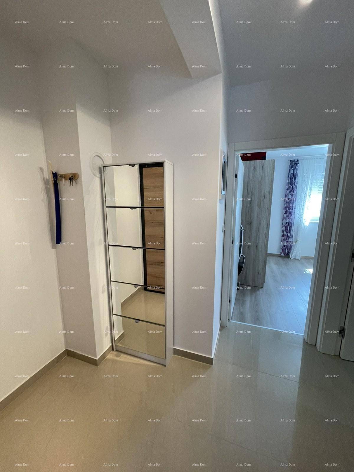 Heller Flur mit Schuhschrank und Spiegel, führt zu den weiteren Räumen.