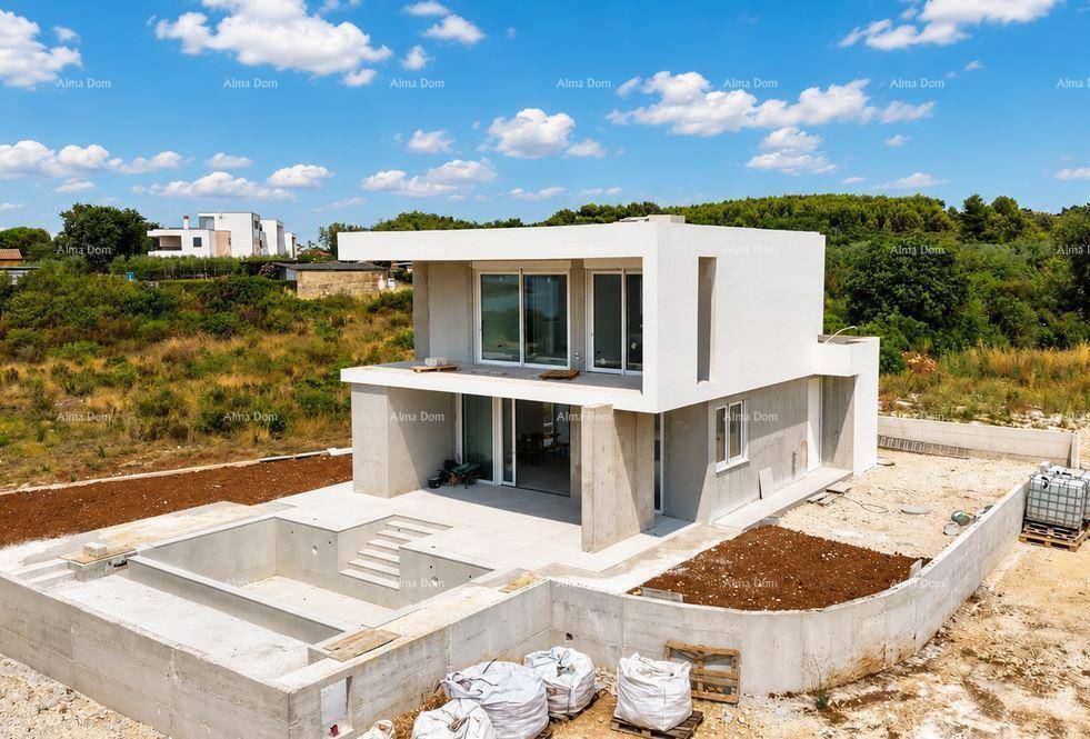 Neubau einer modernen Villa mit Rohbau-Poolbereich und minimalistischer Architektur unter blauem Himmel.