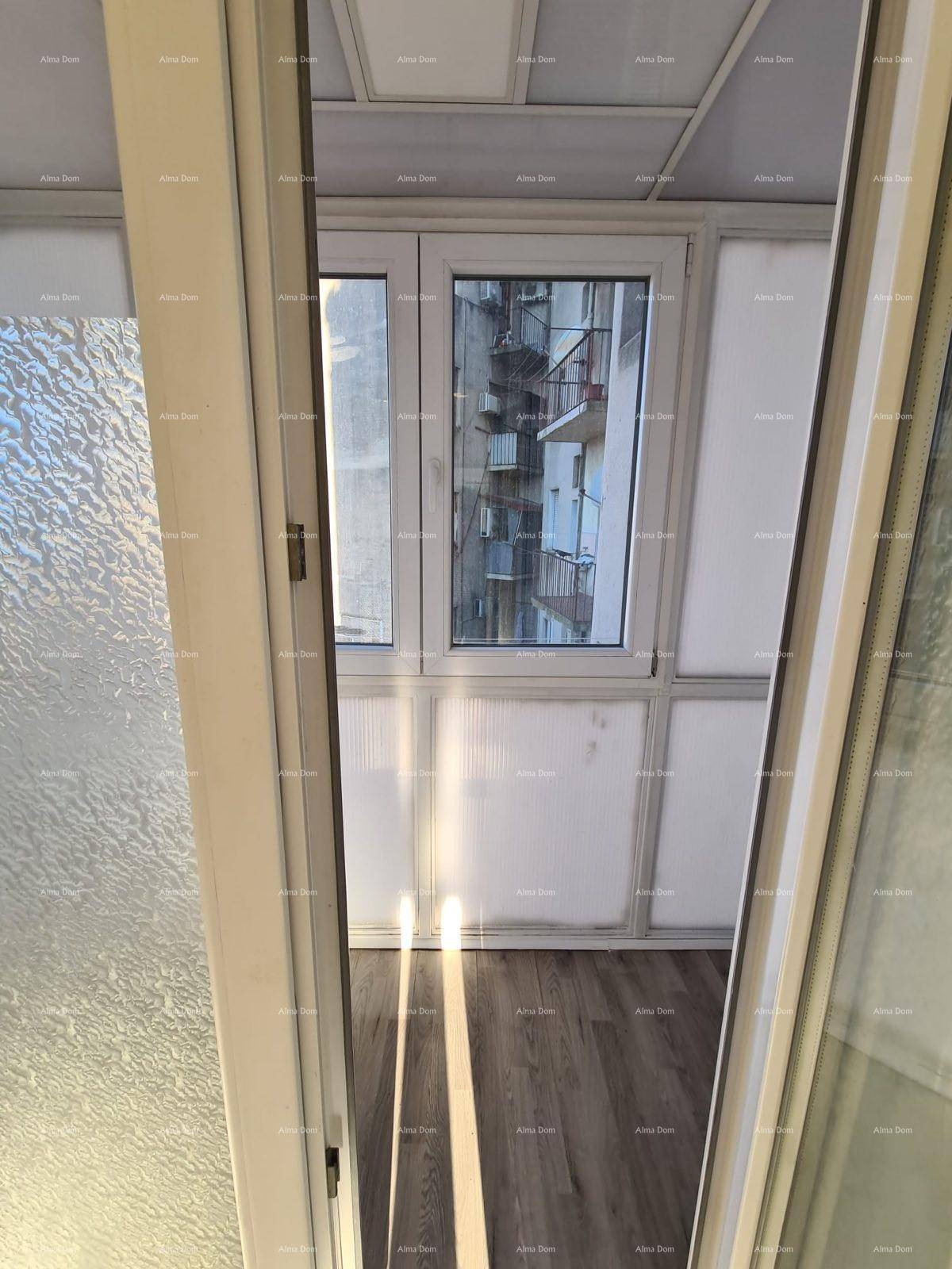 Verglaster Balkon mit Blick auf die umliegenden Gebäude und die Stadt.