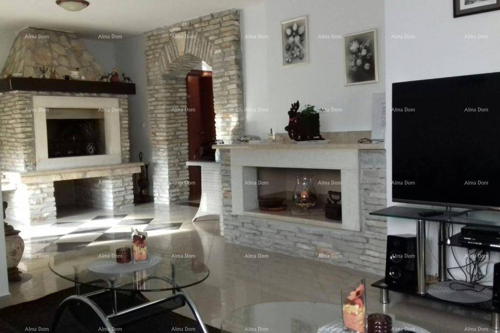 Geräumiges Wohnzimmer mit Steinkamin, Fliesenboden und modernen Möbeln für gemütliche Abende.