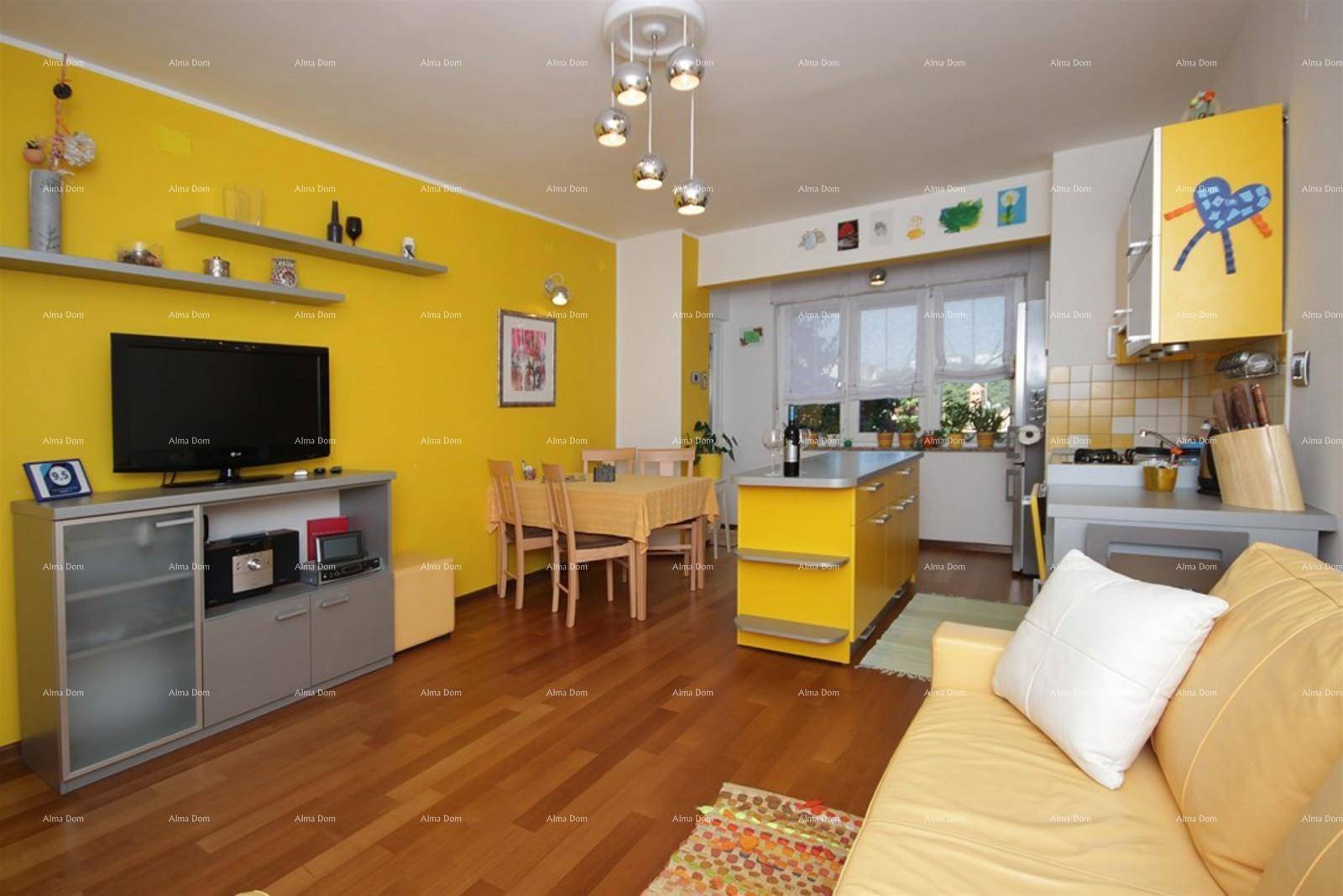 Geräumiger offener Wohn-Essbereich mit gelber Küche und gemütlichem Sofa.