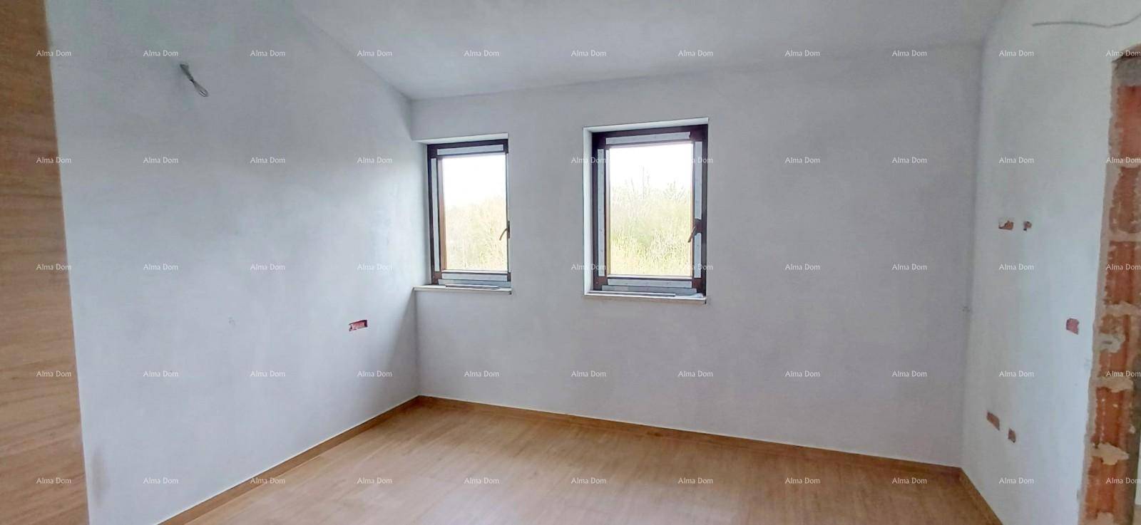 Badezimmer im Rohbau mit modernen Fliesen, Holzakzentwand und Fenster.