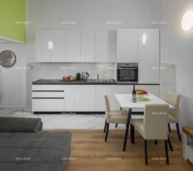 Moderne offene Küche mit weißen Hochglanzfronten und Essbereich in einem hellen Wohnraum.