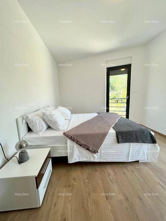 Helles Schlafzimmer mit Doppelbett, Nachttisch und Holzboden.