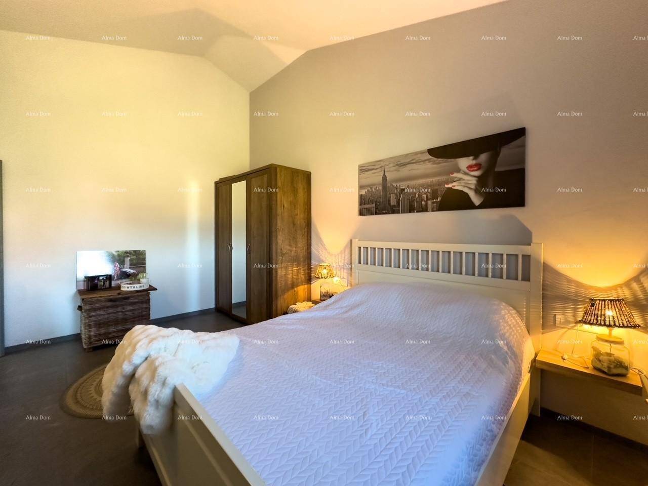 Stilvolles Schlafzimmer mit Doppelbett, Holzschrank und heller Einrichtung.