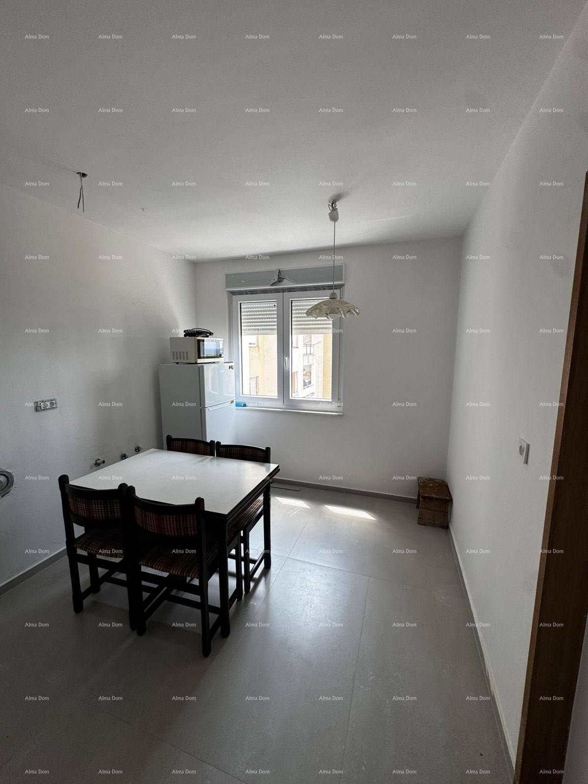 Helle Küche mit Esstisch, Fliesenboden und Fenster, ideal für eine neue Küchenzeile.