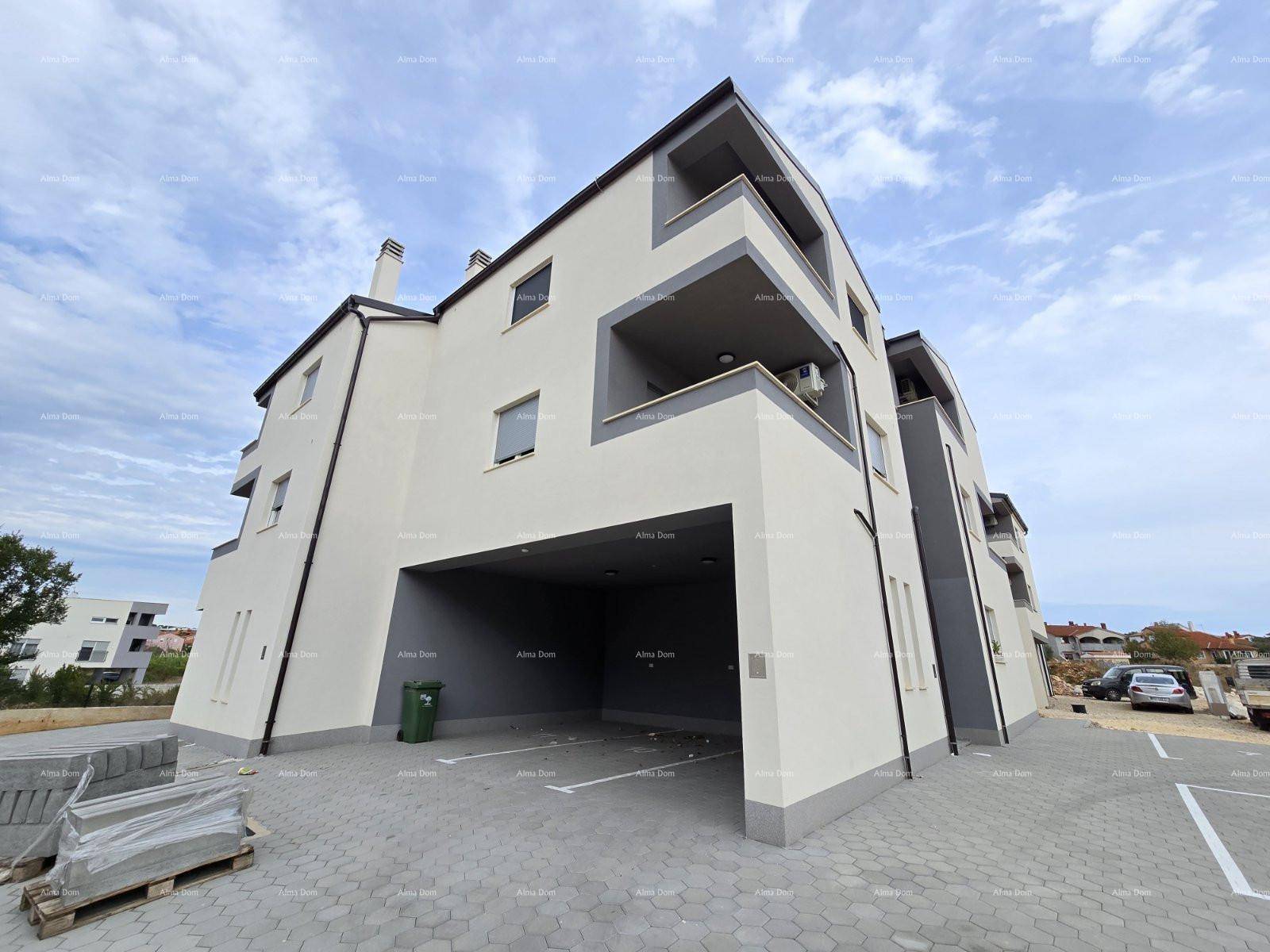 Neubau-Wohngebäude mit moderner Architektur, Balkonen und integrierten Parkmöglichkeiten im Erdgeschoss.